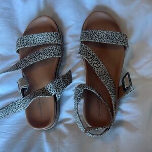 Universal Thread Sandals